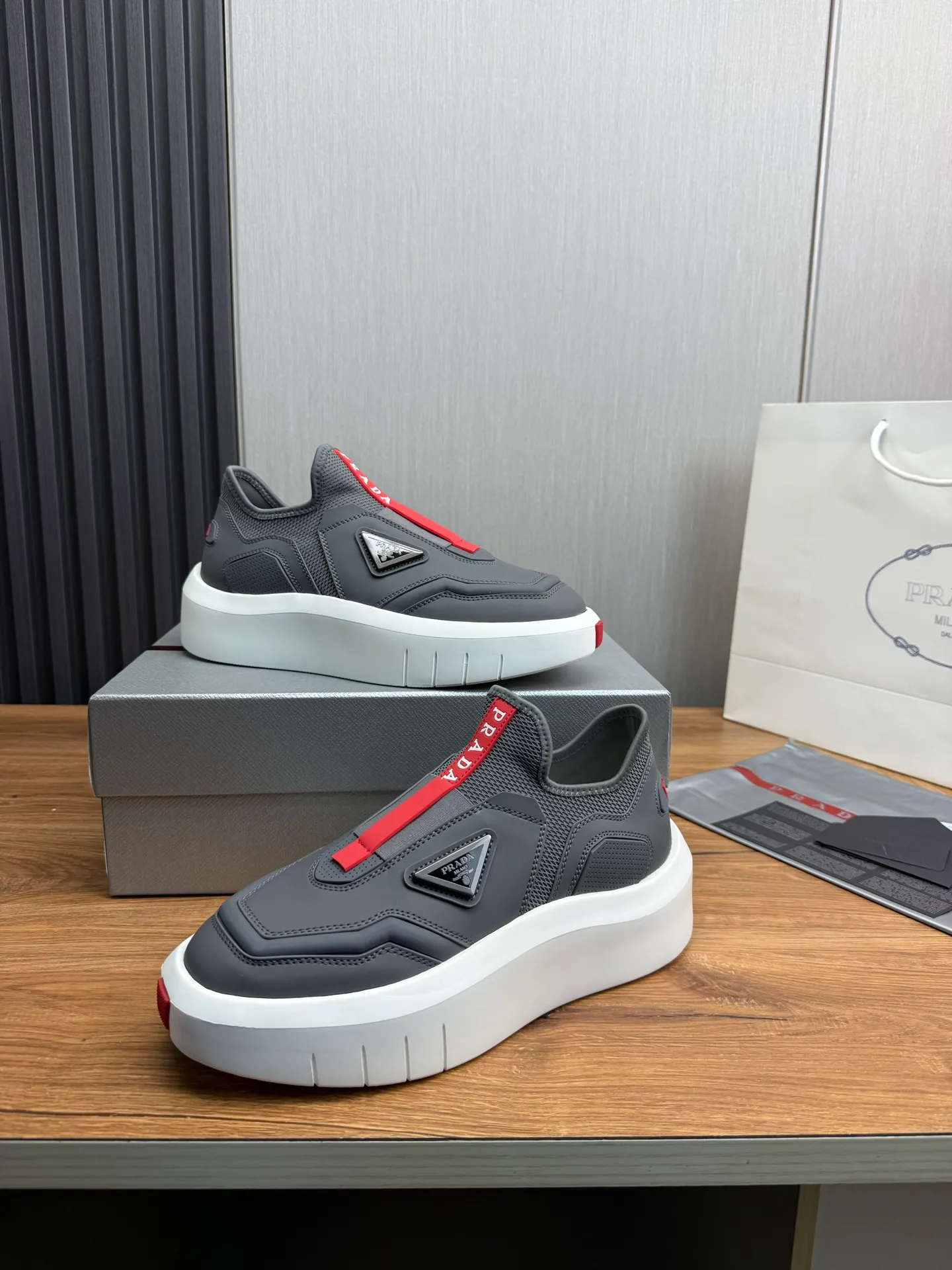 Men's shoes 💰620💰 [PRADA] Autumn and winter hot men's shoes are shipped 👏Official website synchronized ⬆️Original fly-woven cowhide fabric + cowhide lining, 1⃣️:1⃣️reproduction, original sole, 38-45 (45. Customized, non-refundable)